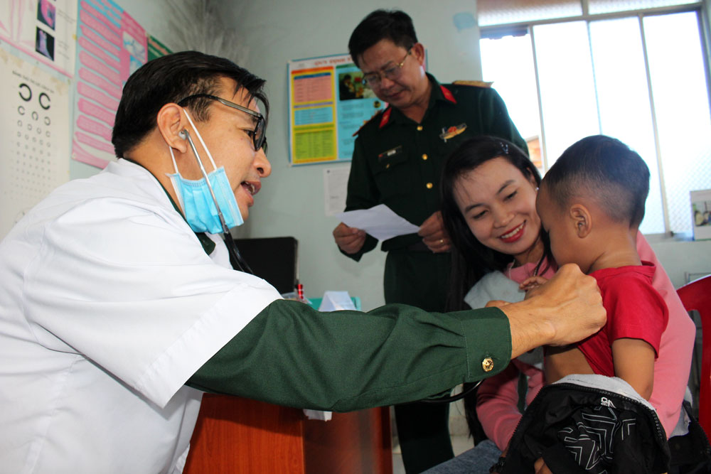 Niềm vui của người dân khi được các bác sĩ trong đoàn công tác khám, chữa bệnh miễn phí. Ảnh: T.Huy 