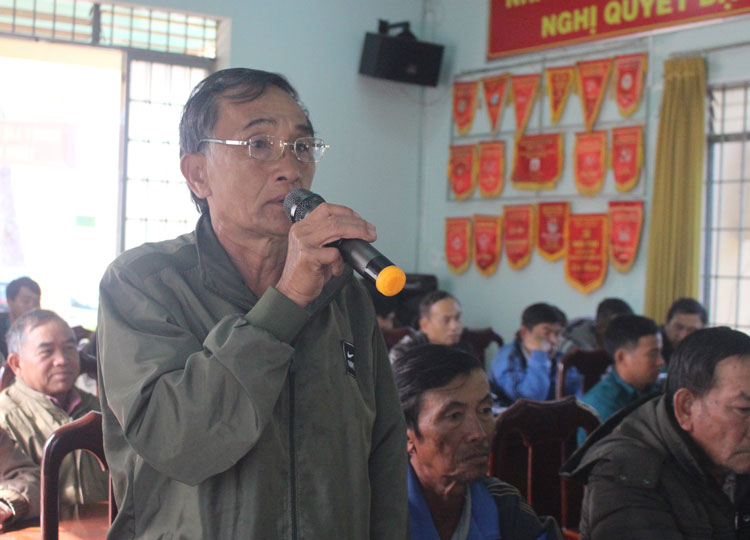 Cử tri xã Tân Thành (huyện Đức Trọng) nêu ý kiến tại buổi tiếp xúc