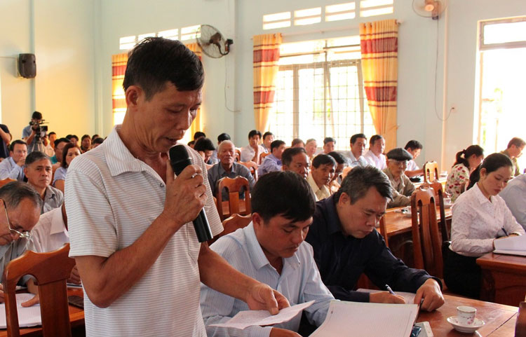 Cử tri xã Đạ P’Loa (huyện Đạ Huoai) nêu kiến nghị với ĐBQH