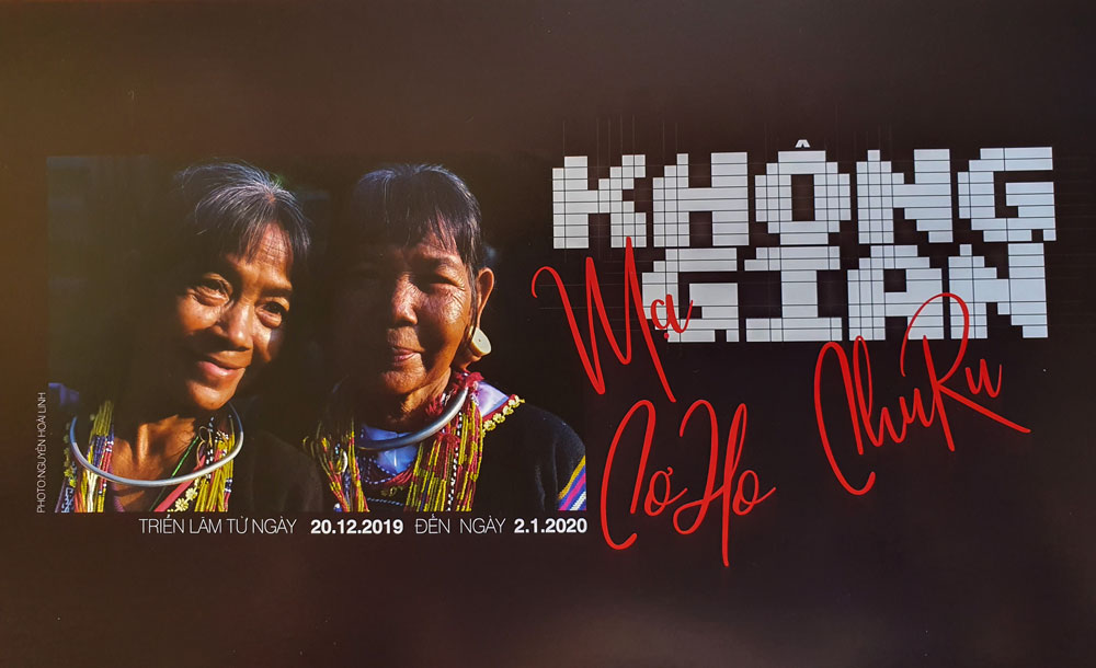 Trong ngôi nhà dài còn có trưng bày hình ảnh của nhiếp ảnh gia Nguyễn Hoài Linh. Ảnh: T.Vân