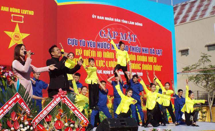 Chương trình văn nghệ ngợi ca tuổi trẻ bất khuất