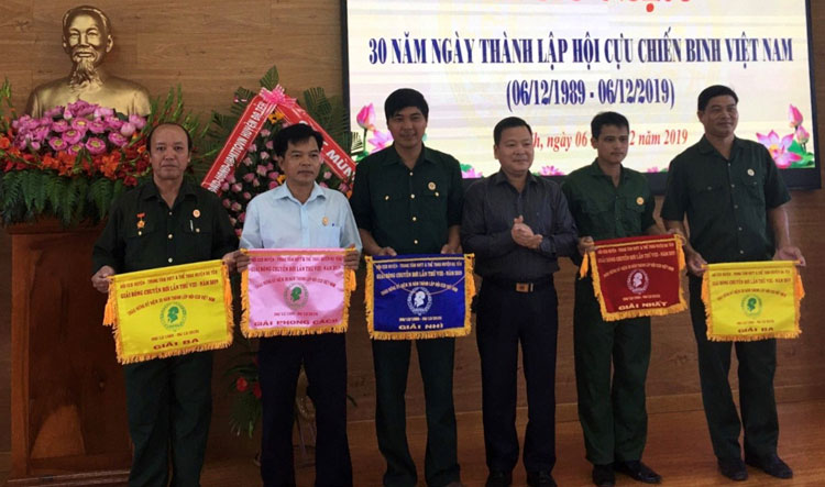 Đồng chí Tống Giang Nam - Ủy viên Ban Thường vụ Huyện Ủy, Phó Chủ tịch UBND huyện Đạ Tẻh trao cờ cho các đội đạt giải trong hội thao chào mừng 30 năm thành lập Hội Cựu chiến binh Việt Nam 