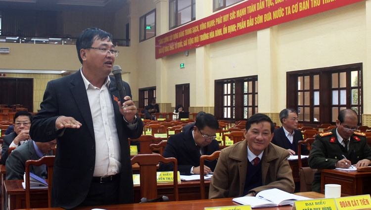 Các đại biểu HĐND tỉnh thảo luận về các nhiệm vụ, giải pháp trọng tâm năm 2020 được trình tại kỳ họp thứ 11, cũng như những vấn đề bất cập trong hoạt động của bộ máy không chuyên trách cơ sở