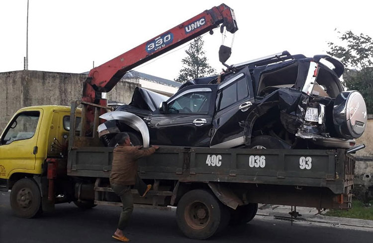Đậu xe bên đường bị xe khách tông biến dạng