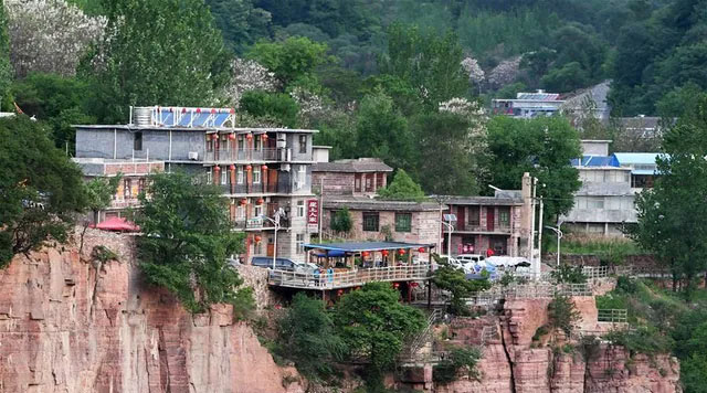 Đường hầm xuyên vách núi dựng đứng cao 1.700m, được đào bằng tay suốt 5 năm