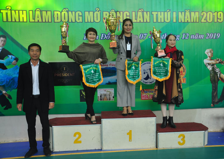 Ban tổ chức trao giải nhất nhì ba toàn đoàn