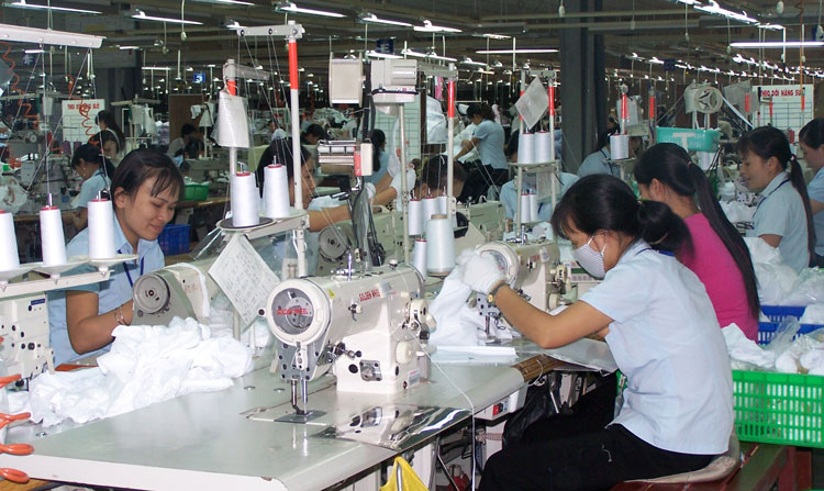 Trên dây chuyền may công nghiệp. Ảnh: H.Túc