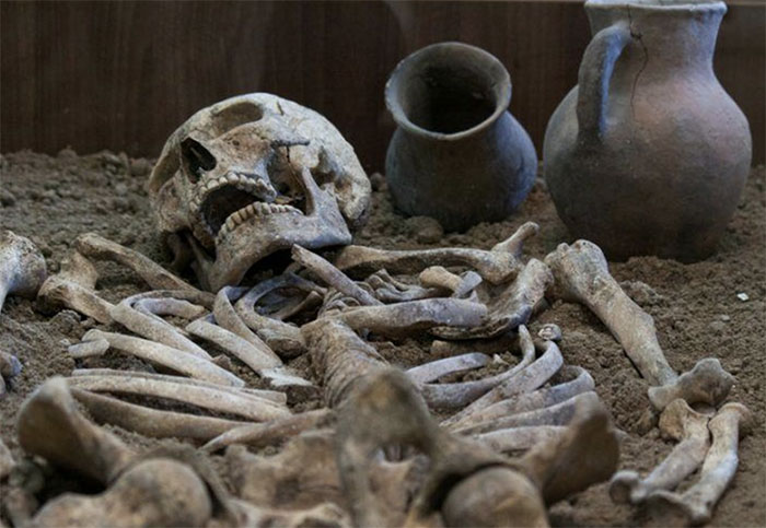 Ngoài Carbon, người ta còn có thể dùng Uranium hoặc hoặc Kali-Argon (dùng cho mẫu đất) để phân tích.