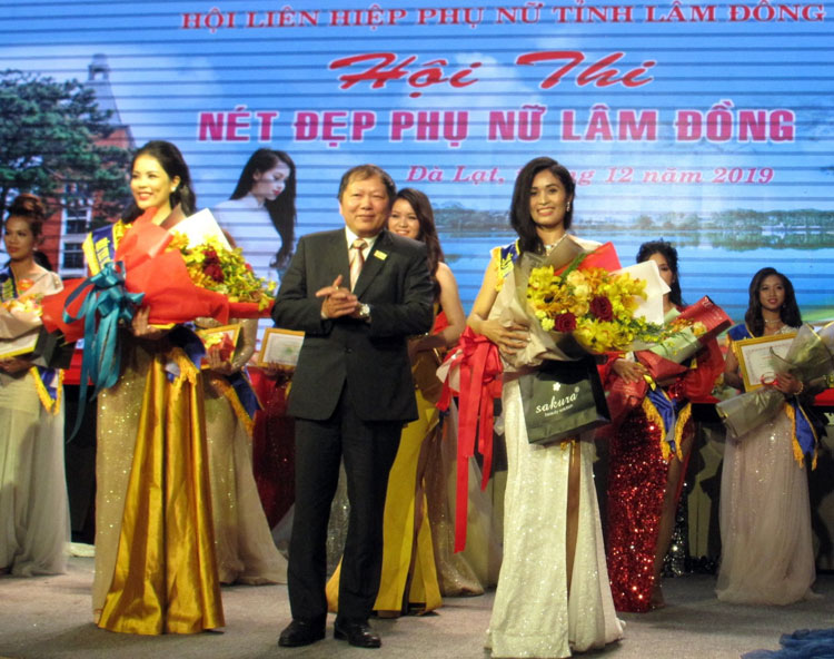 Ông Nguyễn Vĩnh Phúc - Phó Ban Tuyên giáo Tỉnh ủy, Trưởng Ban giám khảo hội thi trao hai giải nhì cho các thí sinh Nguyễn Thị Loan và Ka Lũy