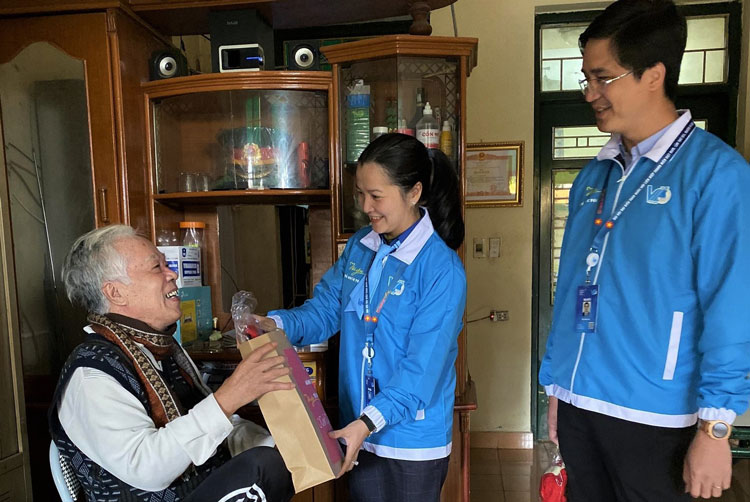 Đoàn đại biểu Hội LHTN Việt Nam tỉnh Lâm Đồng dự lễ báo công với Bác Hồ