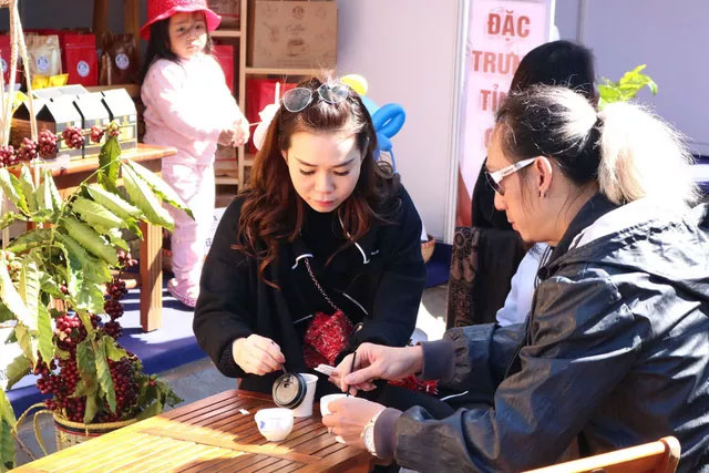 Khách tham quan sẽ được cảm nhận hương vị cà phê từ những quầy phục vụ cà phê miễn phí.