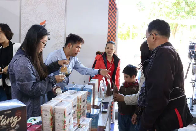 Những sản phẩm cà phê trương bày tại các quầy hàng thu hút đông đảo người dân, du khách tham quan và mua sắm.