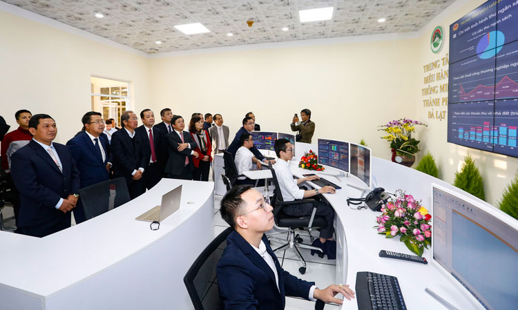 Các đồng chí lãnh đạo nhấn nút khai trương trung tâm.
