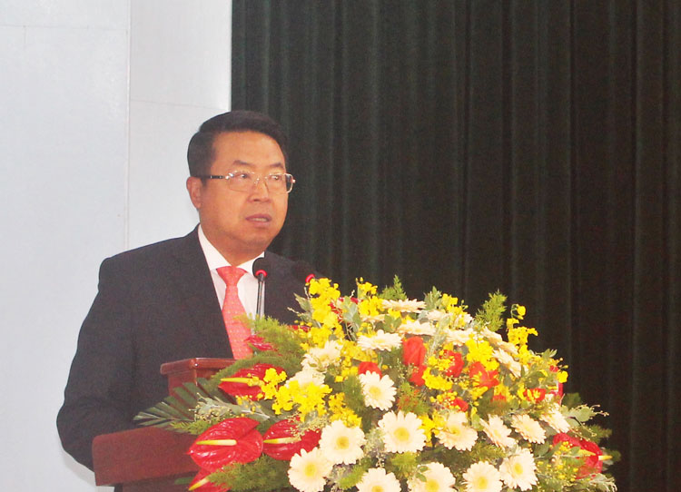 Chủ tịch UBND TP Đà Lạt Tôn Thiện San báo cáo công tác điều hành năm 2019 và nhiệm vụ, giải pháp điều hành phát triển kinh tế - xã hội của thành phố năm 2020