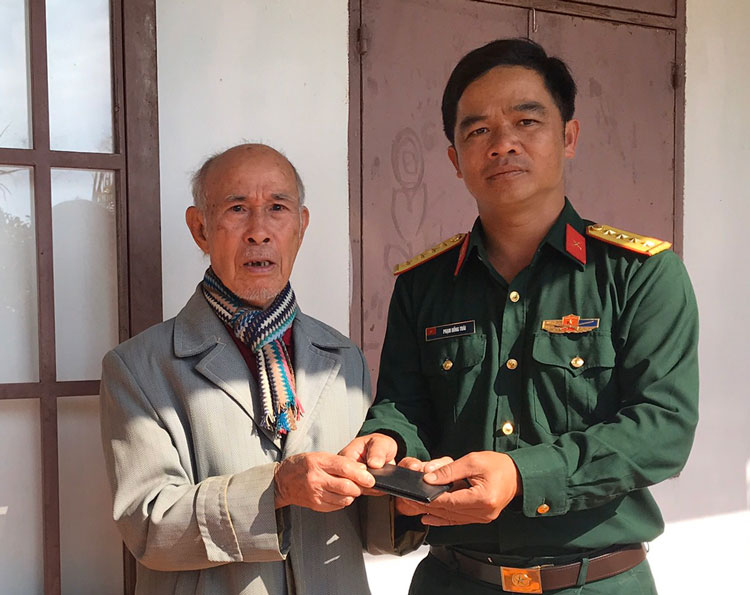 Đại úy quân đội trả lại của rơi cho cụ ông 80 tuổi