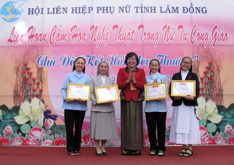 Liên hoan cắm hoa nghệ thuật trong nữ tu công giáo