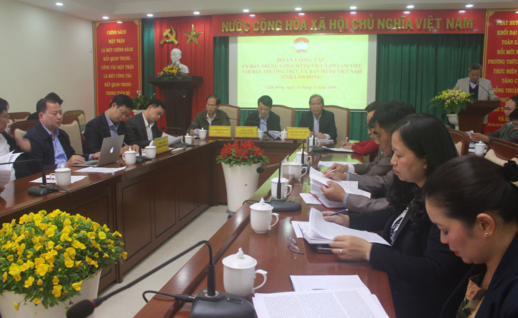 Đồng chí Hầu A Lềnh - Ủy viên Ban Chấp hành Trung ương Đảng, Phó Chủ tịch, Tổng Thư ký Ủy Ban Trung ương MTTQ Việt Nam làm việc tại Lâm Đồng