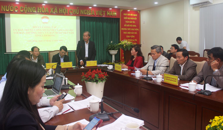 Bí thư Tỉnh ủy Lâm Đồng Nguyễn Xuân Tiến phát biểu ghi nhận đóng góp của MTTQ và các tổ chức thành viên trong thành tựu phát triển kinh tế - xã hội của tỉnh