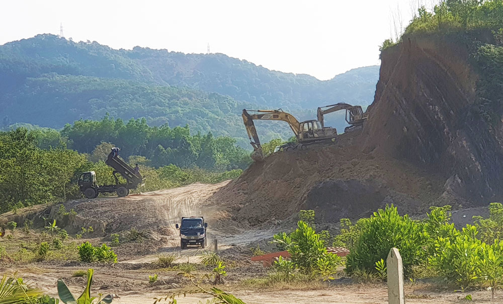 Một ngọn đồi cạnh Quốc lộ 20 (đoạn qua thị trấn Mađaguôi) đang bị “xẻ thịt”
