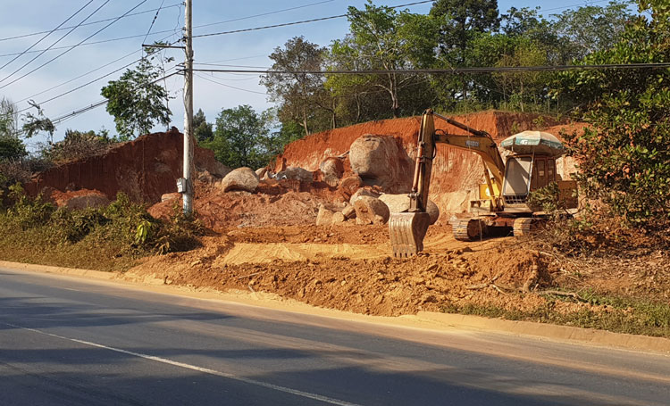 Điểm khai thác đất nằm cạnh Quốc lộ 20 (đoạn qua xã Hà Lâm) hoạt động trong một thời gian dài nhưng cơ quan chức năng không xử lý