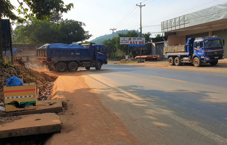 Xe chở đất thường xuyên ra vào điểm san gạt đất trên Quốc lộ 20