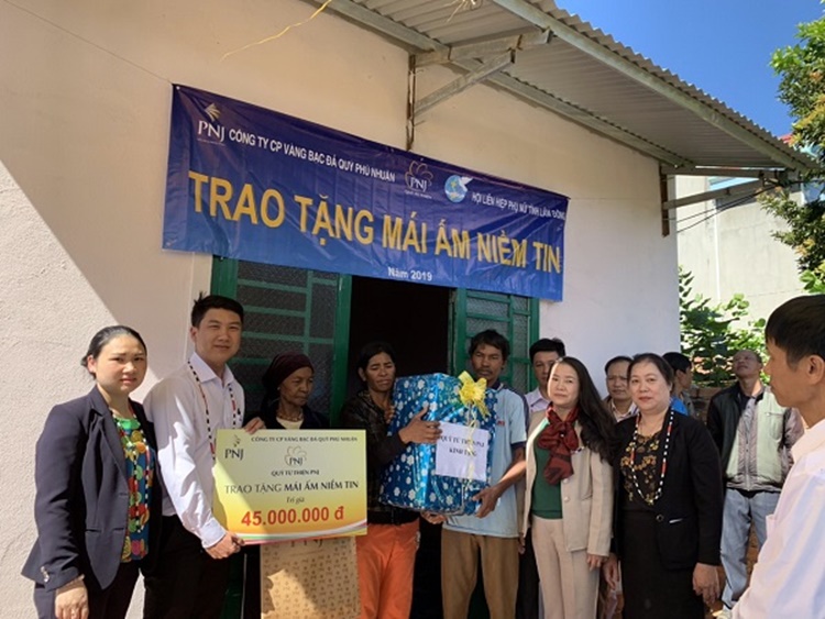 Bàn giao nhà &quot;Mái ấm tình thương&quot; cho hội viên phụ nữ nghèo