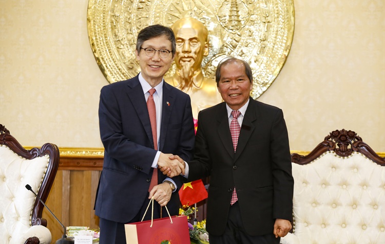 Bí thư Tỉnh ủy Lâm Đồng Nguyễn Xuân Tiến tiếp ông Lim Jae Hoon - Tổng lãnh sự Hàn Quốc tại Thành phố Hồ Chí Minh tại trụ sở Tỉnh uỷ. Ảnh: C.Thành