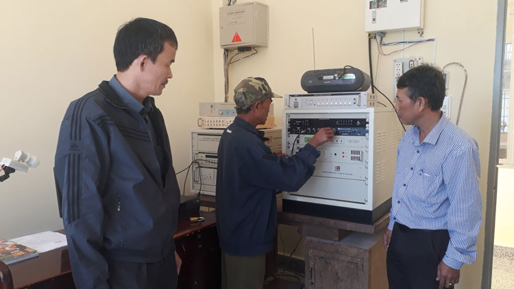 Bàn giao hệ thống truyền thanh cơ sở cho 6 xã