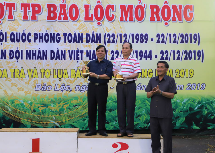 Đại tá Nguyễn Nhật Nga – Chính ủy Bộ Chỉ huy Quân sự tỉnh Lâm Đồng trao giải cho các VĐV