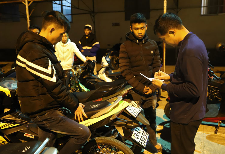 Công an làm việc với các thanh niên đua xe trái phép