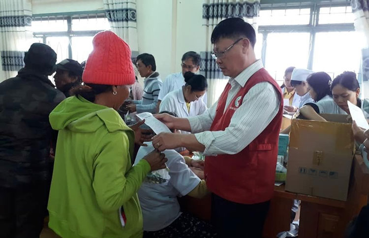 Cấp phát thuốc cho người dân vùng đồng bào dân tộc thiểu số xã Đa Nhim