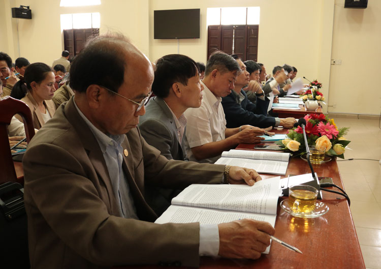 Các đại biểu tham dự Hội nghị đọc báo cáo tổng kết và đóng góp ý kiến cho Đề án trong thời gian tới