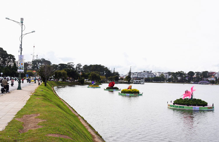 Công nhân đang khẩn trương lắp đặt tiểu cảnh hoa trên Hồ Xuân Hương