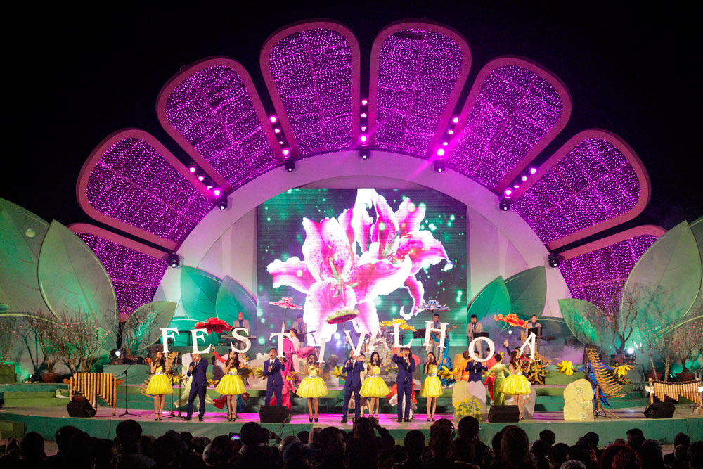 Các tiết mục văn nghệ sôi động trong đêm khai mạc Festival Hoa Đà Lạt lần thứ VI - năm 2015. Ảnh: Chính Thành