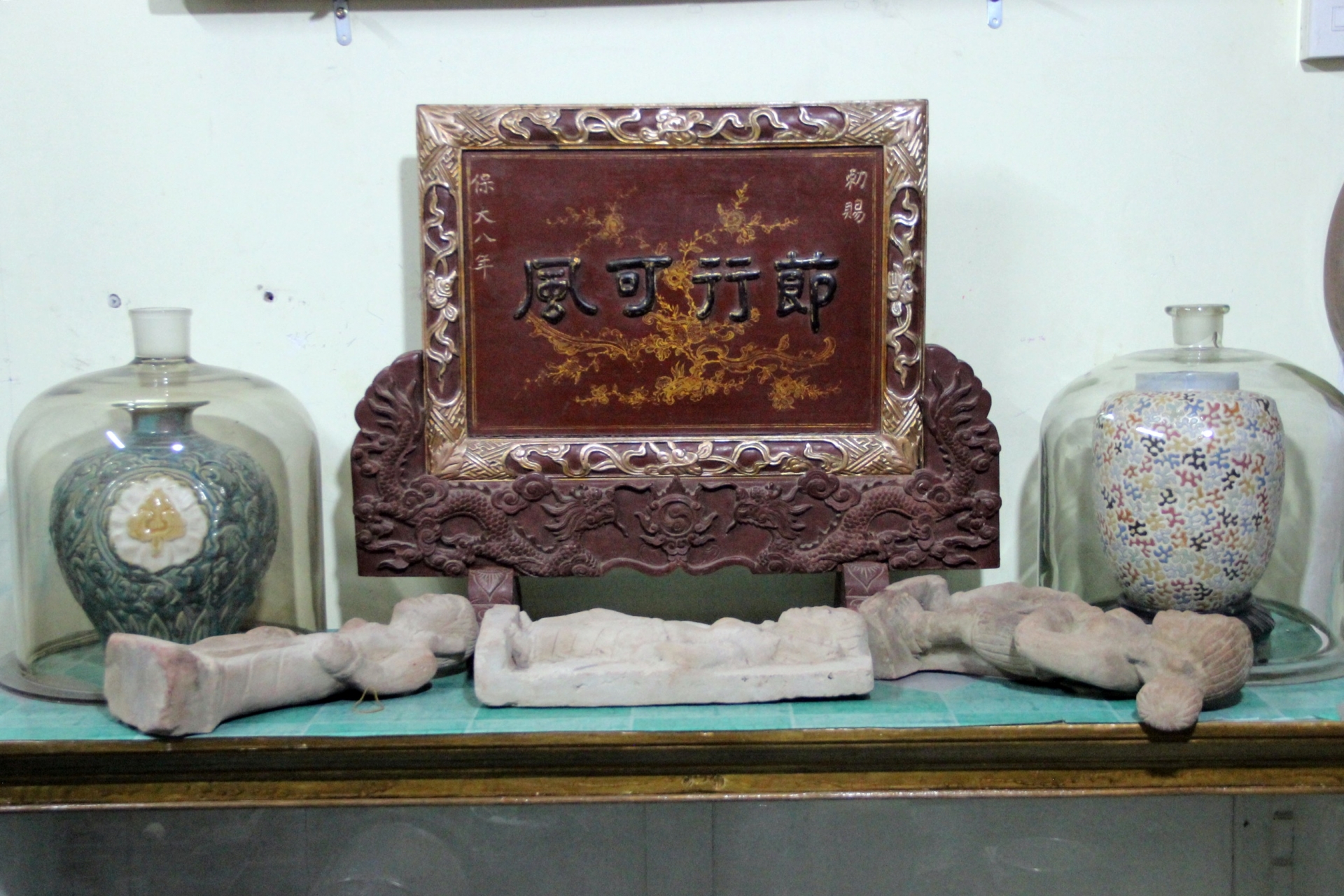 Bức sắc phong “Tiết hạnh khả phong” của vua Bảo Đại ban cho một người phụ nữ ở ấp Hà Đông đầu thế kỷ XX