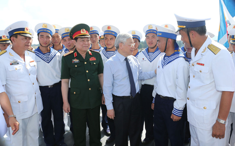 Tổng Bí thư Nguyễn Phú Trọng với cán bộ, chỉ huy và chiến sĩ trên Tàu hộ vệ tên lửa Lý Thái Tổ. Ảnh: Báo Người đại biểu Nhân dân