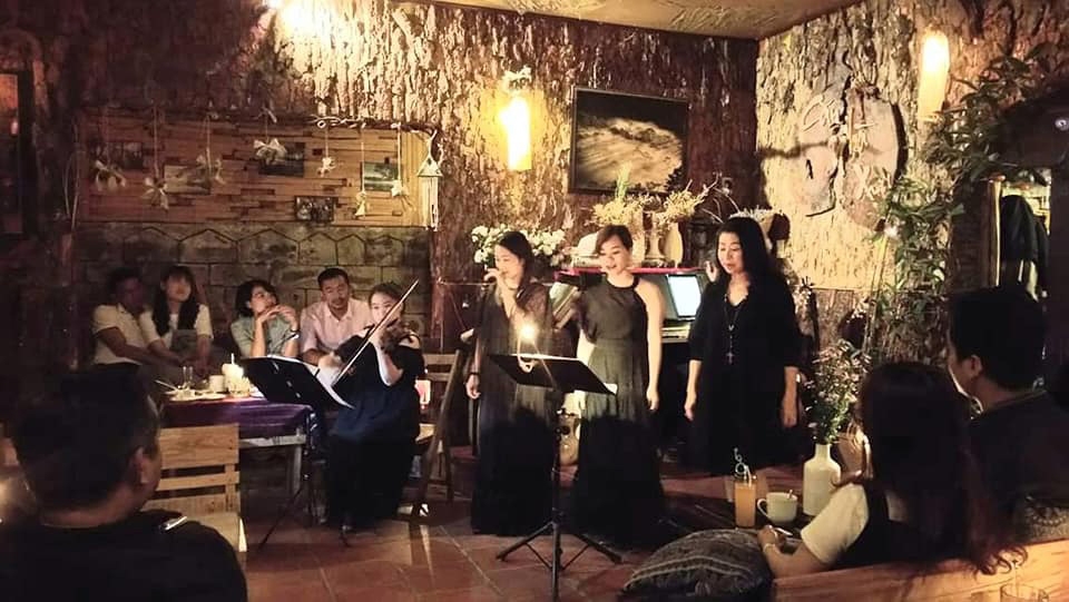 Trong không gian của Căn Nhà Xưa, Thu Minh hoàn toàn hát mộc, không không có sự hỗ trợ của bất cứ thiết bị âm thanh hiện đại nào