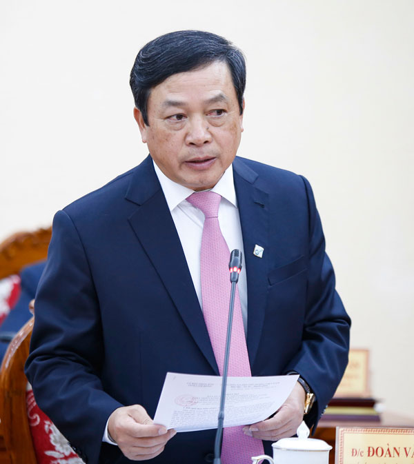Đồng chí Đoàn Văn Việt - Phó Bí thư Tỉnh ủy, Chủ tịch UBND tỉnh, Trưởng Đoàn Đại biểu Quốc hội đơn vị tỉnh Lâm Đồng khóa XIV báo cáo tình hình kinh tế - xã hội của tỉnh với Đoàn công tác của Phó Thủ tướng Trương Hoà Bình. Ảnh: C.Thành