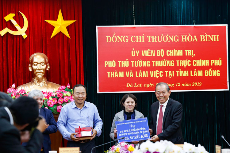 Phó Thủ tướng Trương Hoà Bình cùng đại diện lãnh đạo Uỷ ban Dân tộc Quốc hội và Quỹ hỗ trợ học sinh nghèo vượt khó Trung ương trao 100 suất quà tặng đồng bào dân tộc thiểu số nghèo huyện Lâm Hà và học sinh Trường Dân tộc Nội trú huyện Lạc Dương. Ảnh: C.THÀNH