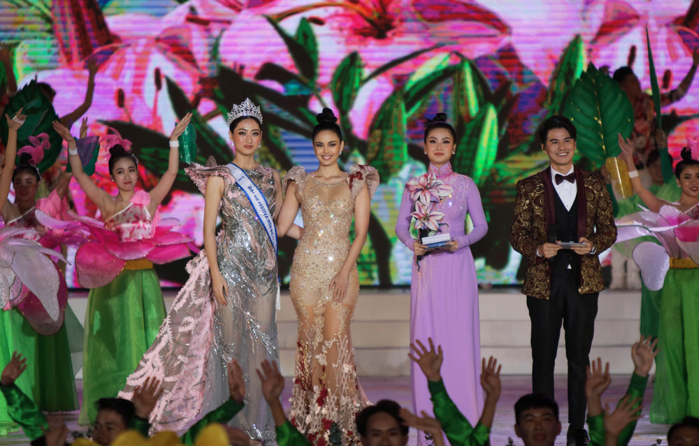 Cùng với Miss World Việt Nam 2019 Lương Thùy Linh, chương trình khai mạc Festival Hoa Đà Lạt còn có sự tham dự của Miss World 2013 Megan Young