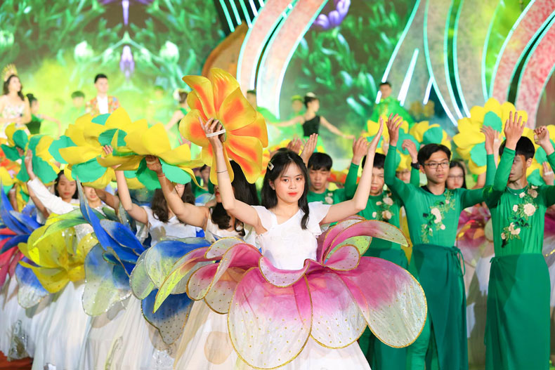 Đêm khai mạc tái hiện và tôn vinh người trồng hoa Đà Lạt đã đóng góp to lớn cho sự phát triển của xứ sở của các loài hoa. Chính những đoá hoa muôn sắc đã khoác lên thành phố này vẻ đẹp rực rỡ, tráng lệ và nên thơ