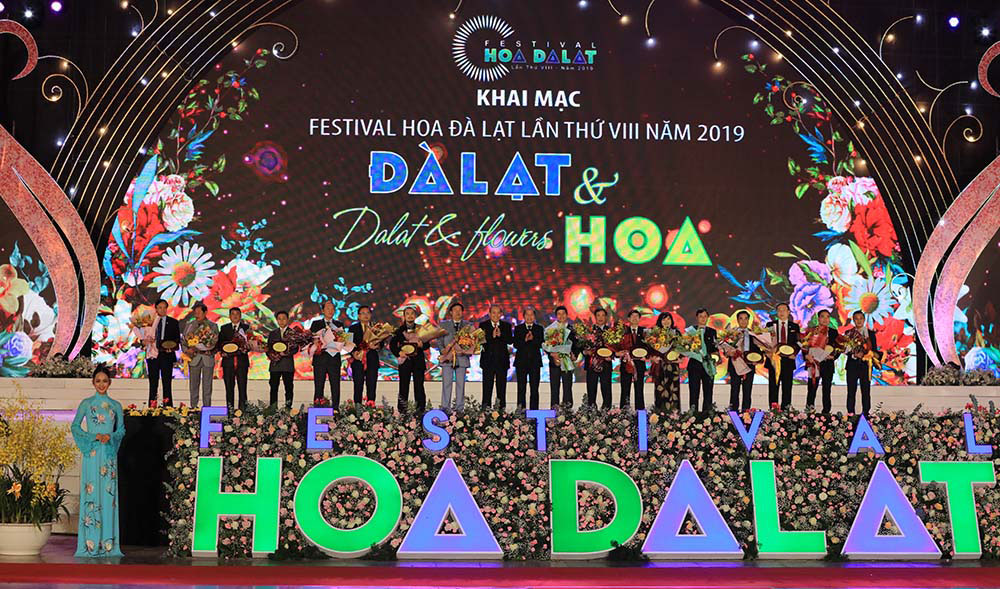 Lãnh đạo tỉnh Lâm Đồng tặng hoa cho các nhà tài trợ
