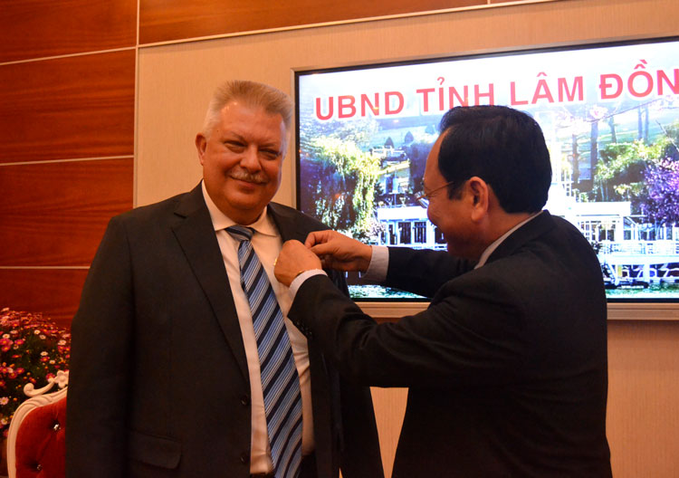 Ông Nguyễn Văn Yên trao logo Festival Hoa Đà Lạt cho ông Tổng lãnh sự Nga Aleksei Popov