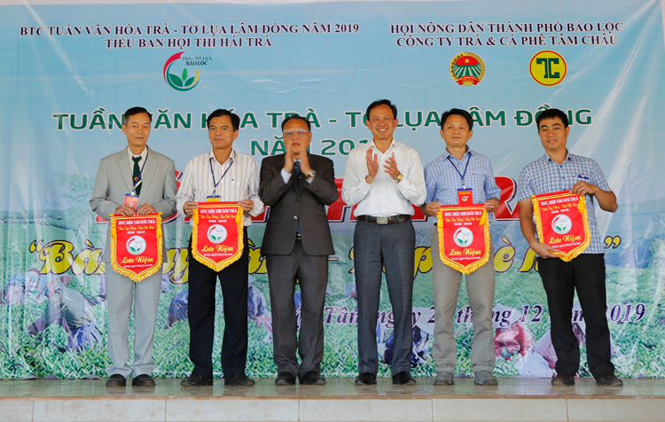 Sôi nổi cuộc thi hái chè ''Bàn tay vàng - búp chè non''