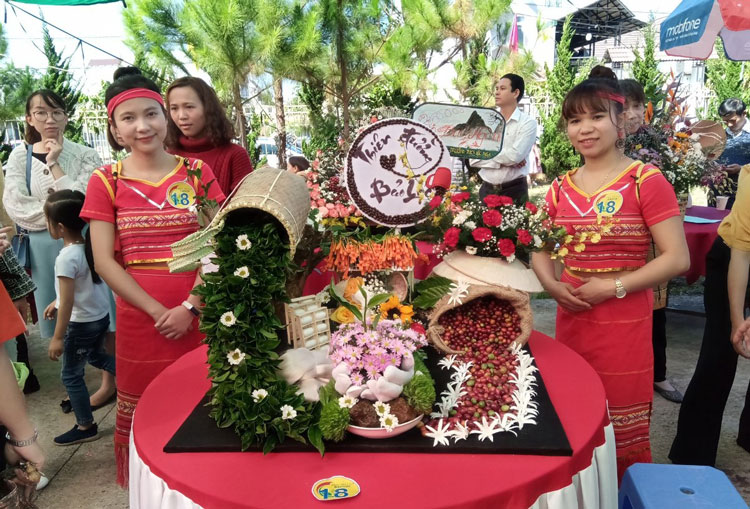 Thi cắm hoa hưởng ứng Tuần Văn hóa Trà và Tơ lụa