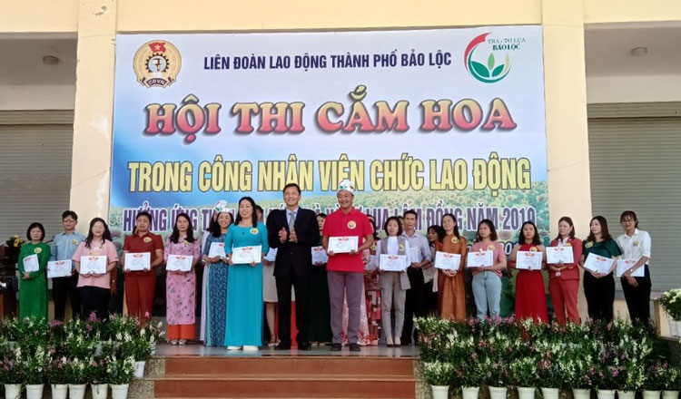 Trao giải cho các đội đạt thành tích cao