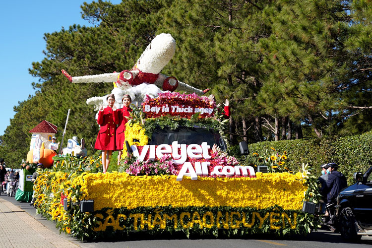 “Sắc thắm Cao nguyên” những bông hoa đặc trưng Đà Lạt kết nên chiếc xe hoa Vietjet
