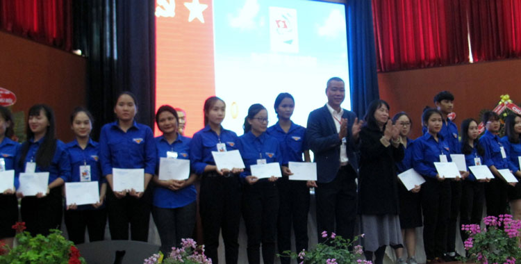 Trao học bổng cho 30 sinh viên nghèo vượt khó vươn lên