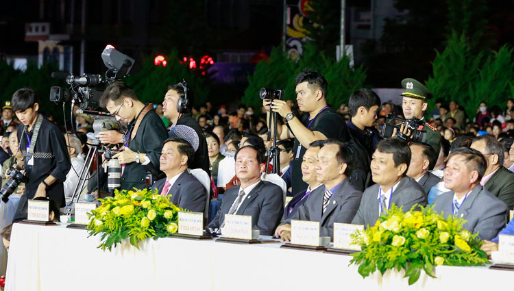 Lãnh đạo tham dự khai mạc