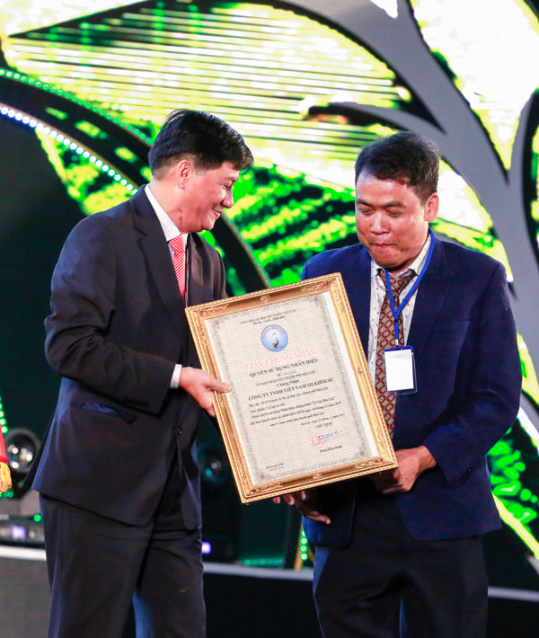 Phó Bí thư Thường trực Tỉnh ủy trao chứng nhận sử dụng nhãn hiệu trà và tơ lụa BLao